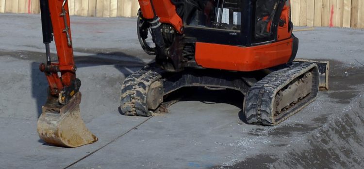 Grondwerk voor funderingsherstel en bodemsanering bij kelderbouw