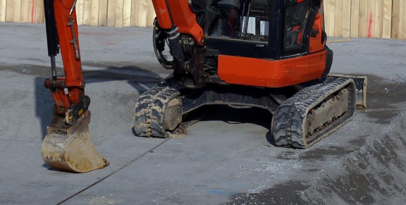 Grondwerk voor funderingsherstel en bodemsanering bij kelderbouw